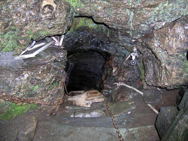 Patal Bhuvaneshwar Sacred Cave Tour